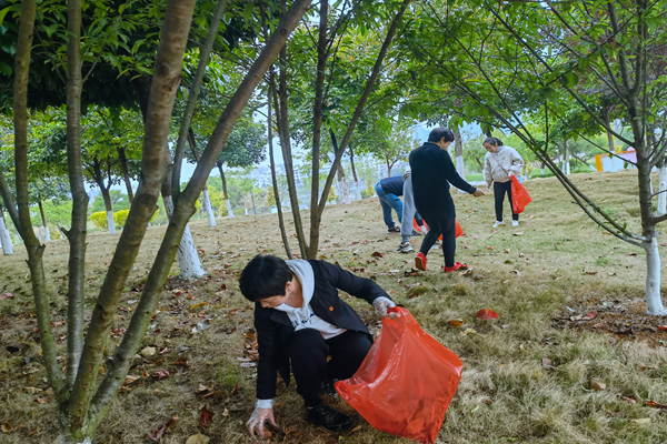 圖為撿垃圾現(xiàn)場(chǎng)(1)_副本