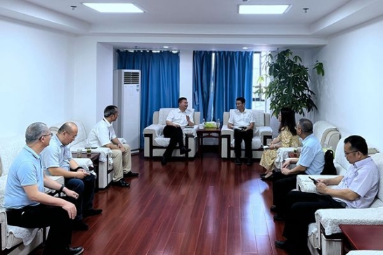 郵儲銀行廣西區(qū)分行黨委委員、 副行長高山一行到中小擔(dān)保座談交流